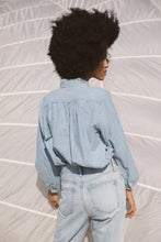 Load image into Gallery viewer, Trovata Sarah B Henley Chambray
