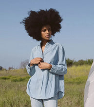 Load image into Gallery viewer, Trovata Sarah B Henley Chambray
